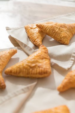 Lezzetli altın üçgenler yakın plan poğaça