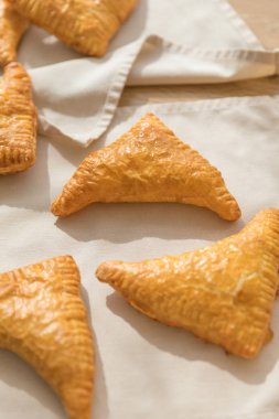 Lezzetli altın üçgenler yakın plan poğaça