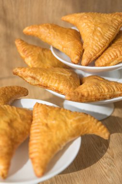 Lezzetli altın üçgenler yakın plan poğaça