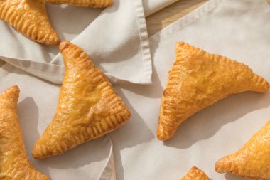 Lezzetli altın üçgenler yakın plan poğaça