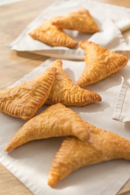 Lezzetli altın üçgenler yakın plan poğaça