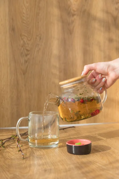 Boisson Chaude Aux Agrumes Dans Une Théière Sur Une Planche — Photo