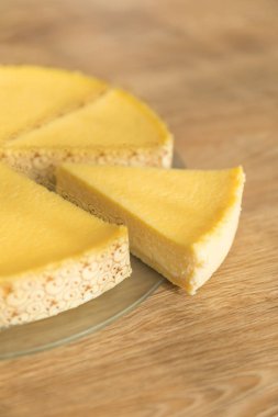 beyaz arka plan izole düz cheesecake, eşit parça daire içinde kesilmiş
