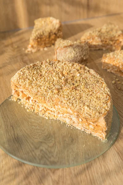 Pasta Napolyon ahşap arka plan.napoleon kek bir kesme tahtası izole beyaz arka plan üzerinde izole