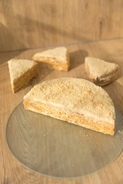 Pasta Napolyon ahşap arka plan.napoleon kek bir kesme tahtası izole beyaz arka plan üzerinde izole