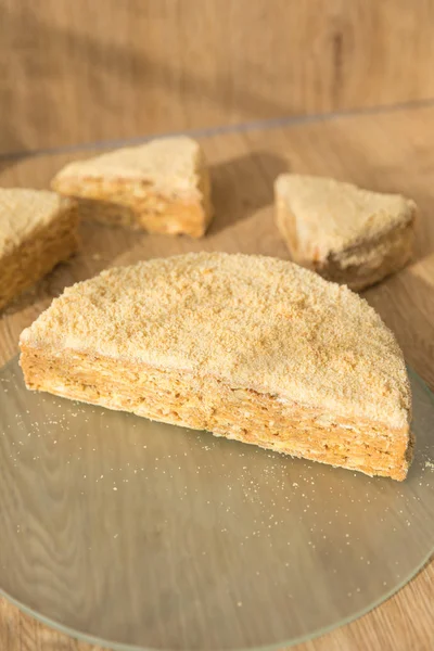 Pasta Napolyon ahşap arka plan.napoleon kek bir kesme tahtası izole beyaz arka plan üzerinde izole