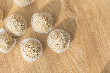 Ahşap arka planda taze lezzetli hamur işleri ve tatlılar. Tatlı hamur işleri, puf böreği, pudra şekeri, hamur işleri çeşitleri