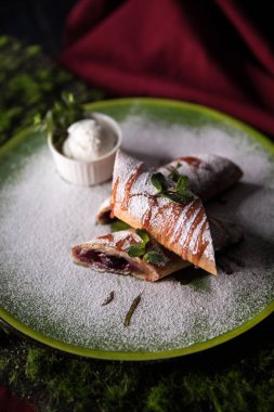 Kirazlı ince krepler. Kiraz ile lezzetli gözleme