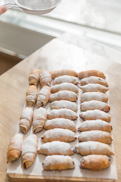 Świeże Smaczne Wypieki Desery Drewnianym Tle Słodkie Wypieki Ciasto Francuskie — Zdjęcie stockowe