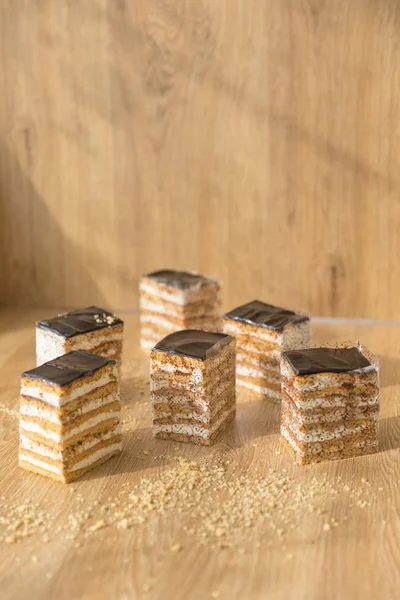 木制背景的新鲜美味糕点和甜点 甜糕点 膨化糕点 糕点品种 — 图库照片