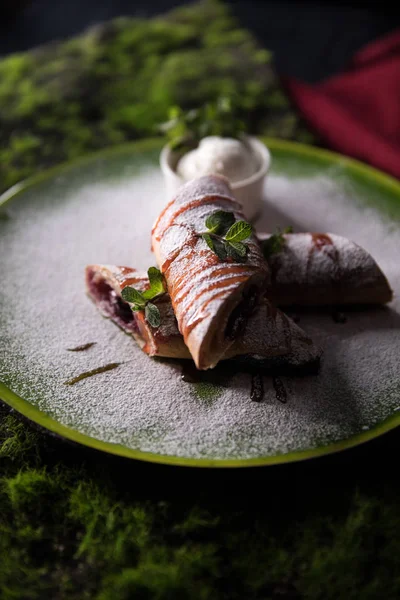 Dünne Pfannkuchen Mit Kirsch Leckerer Pfannkuchen Mit Kirschen — Stockfoto