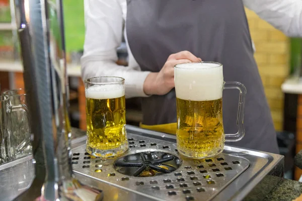 Close Bartender Derramando Cerveja Leve Rascunho Vidro — Fotografia de Stock