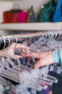 Askıları ile bir raf üzerinde bir adam ve bir kız elini yakın.