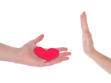 Ellerde kalp sembolü beyaz izole