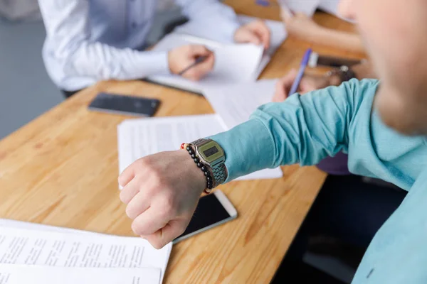 Primer plano en el reloj de mano de un hombre, mirando el tiempo . —  Fotos de Stock