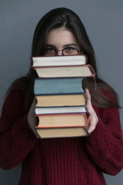 Close Livro Nas Mãos Uma Menina Vestindo Uma Camisola Vermelha — Fotografia de Stock