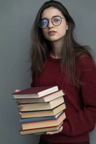 Close Uma Menina Com Cabelo Fluindo Fundo Cinza Segurando Livros — Fotografia de Stock