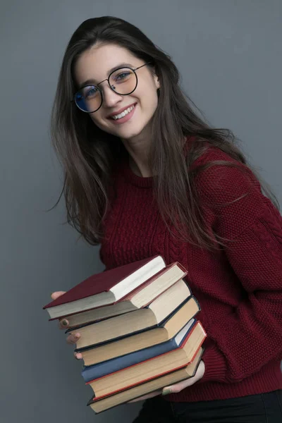 Närbild Flicka Med Rinnande Hår Grå Bakgrund Hålla Böcker Händerna — Stockfoto