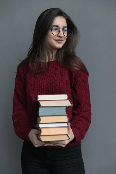 Närbild Flicka Med Rinnande Hår Grå Bakgrund Hålla Böcker Händerna — Stockfoto