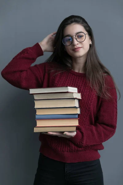 Närbild Flicka Med Rinnande Hår Grå Bakgrund Hålla Böcker Händerna — Stockfoto