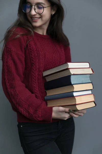 Close Uma Menina Com Cabelo Fluindo Fundo Cinza Segurando Livros — Fotografia de Stock