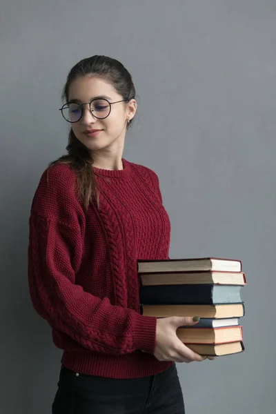 Encerramento Uma Menina Com Cabelos Coletados Fundo Cinza Segurando Livros — Fotografia de Stock