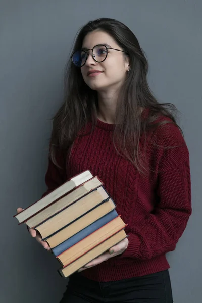 Close Uma Menina Com Cabelo Fluindo Fundo Cinza Segurando Livros — Fotografia de Stock