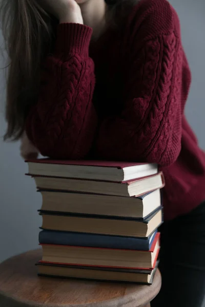 Kobieta Książkami Ubrana Czerwony Sweter Stojąca Szarym Tle — Zdjęcie stockowe