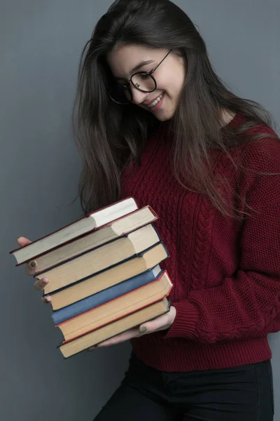 Encerramento Menina Bonita Com Livros Mão Olha Para Eles Sorri — Fotografia de Stock