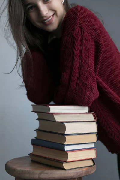 Close Uma Menina Com Cabelo Fluindo Fundo Cinza Colocar Mão — Fotografia de Stock