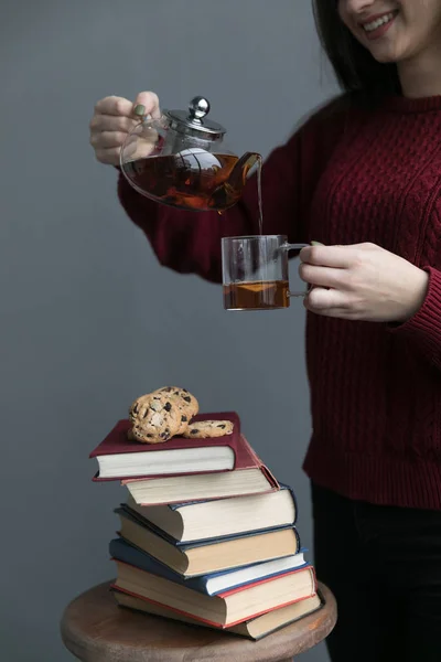 Gros plan d'un livre sur lequel sont les cookies et le thé . — Photo
