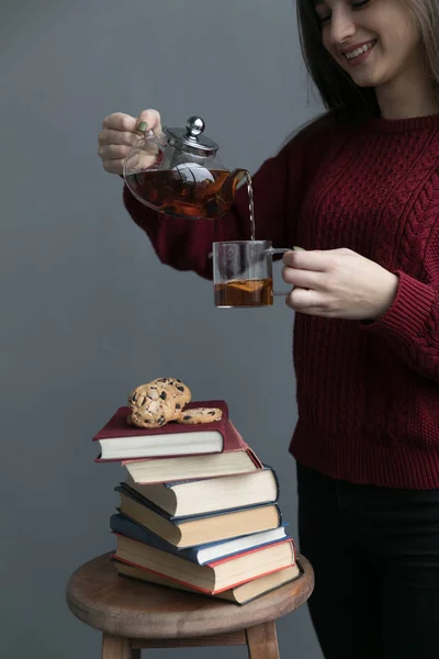 クッキーとお茶の本をクローズアップ. — ストック写真