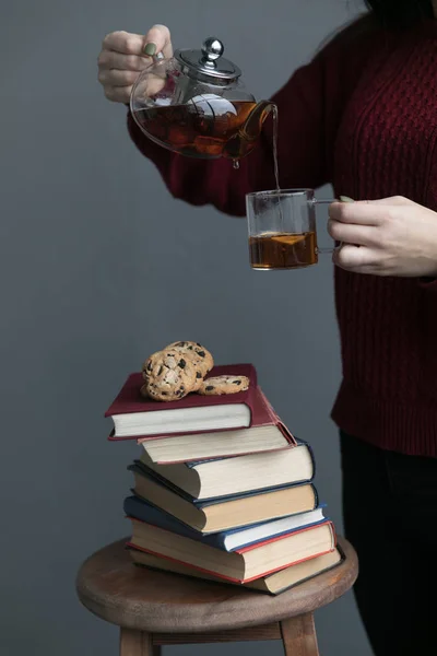 Femme Versant Thé Dans Une Tasse Portant Pull Rouge Debout — Photo