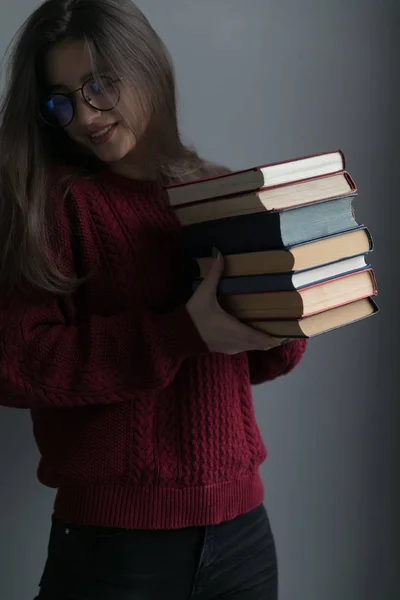 Close Uma Menina Com Cabelo Fluindo Fundo Cinza Segurando Livros Fotografia De Stock