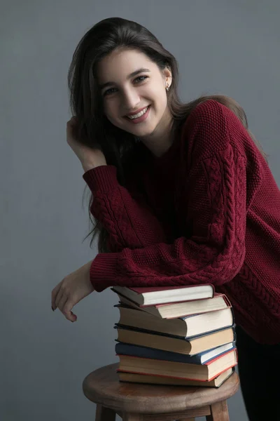 Close Uma Menina Com Cabelo Fluindo Fundo Cinza Colocar Mão Fotografia De Stock