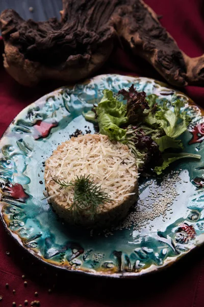 Gebratener Reis in einer Schüssel mit Salat, Essen im Restaurant. — Stockfoto