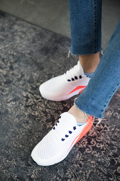Αθλητικό λευκό ροζ αθλητικά παπούτσια στο μοντέλο. — Φωτογραφία Αρχείου