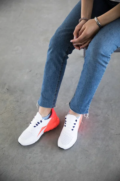 Αθλητικό λευκό ροζ αθλητικά παπούτσια στο μοντέλο. — Φωτογραφία Αρχείου