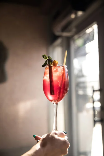 Naturlig fruktig cocktail i glas på ett bord — Stockfoto