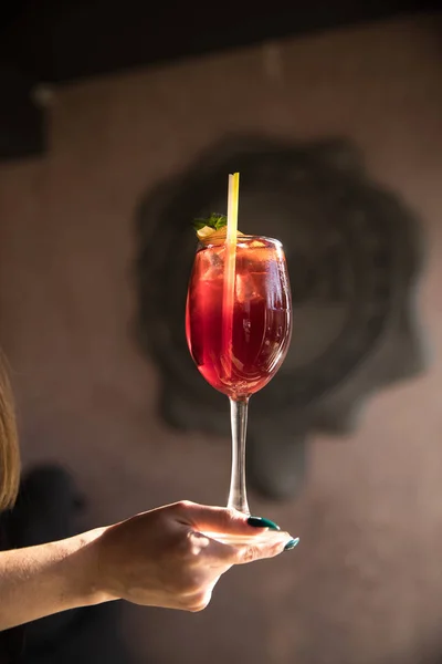 Coctail fruttato naturale in vetro su un tavolo — Foto Stock