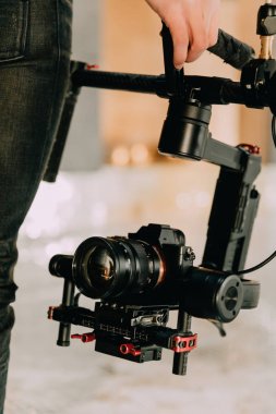 Dışarıda dijital kamerayla uçan insansız hava aracı.