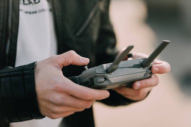 Adam elinde bir quadrocopter.drone kontrolünü kontrol eder.