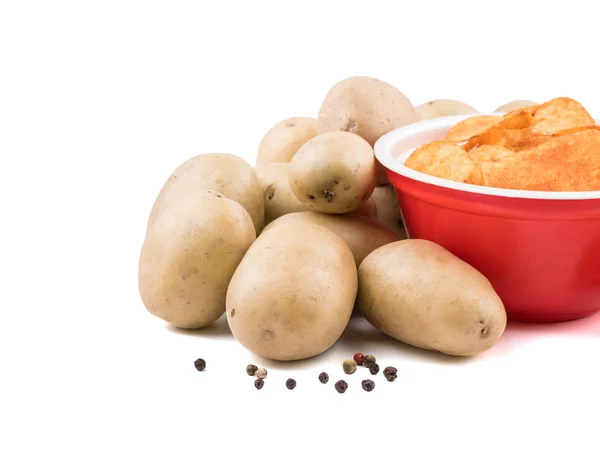Patatas fritas y patatas en el saco aisladas sobre fondo blanco — Foto de Stock