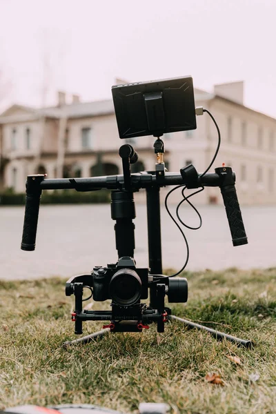 Helicóptero teledirigido volando con cámara digital al aire libre — Foto de Stock