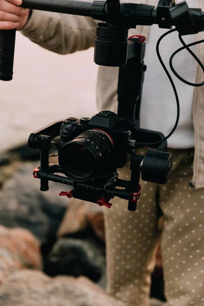 Mannen styr en Quadrocopter. drönarkontroll i hand — Stockfoto