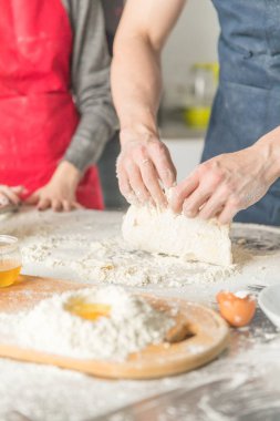 Pişirme konsepti. Rustik ahşap masa üzerinde gemide un ve yumurta sarısı, pişirme malzemeleri.