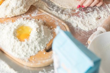 Pişirme konsepti. Rustik ahşap masa üzerinde gemide un ve yumurta sarısı, pişirme malzemeleri.