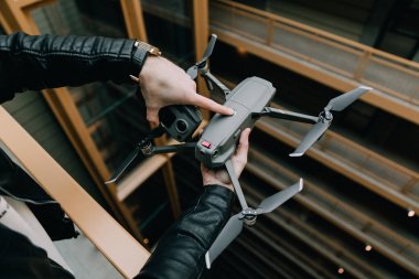 Adam elinde bir quadrocopter.drone kontrolünü kontrol eder.