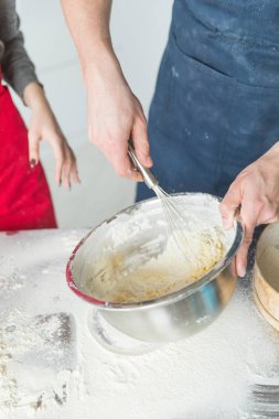 erkek ve kadın mutfakta hamur elleri