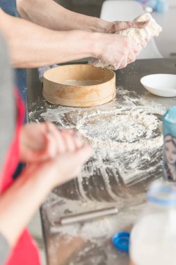 erkek ve kadın mutfakta hamur elleri